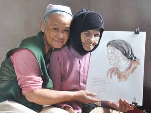 វិចិត្រការីនី Dang Ai Viet និងបណ្តារូបគំនូរស្តីពី វីរះអ្នកម្តាយវៀតណាម។